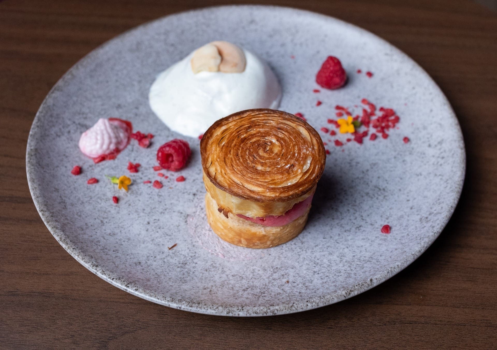 Dome de coco com vacherin croissant de framboesa | Band Receitas
