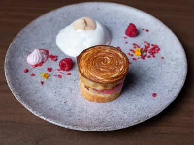 Dome de coco com vacherin croissant de framboesa | Band Receitas
