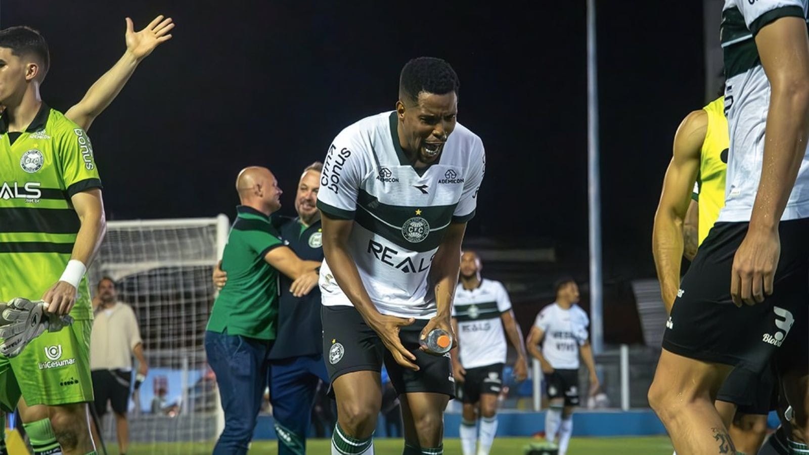 Coritiba com 99.9% e 8 times na briga; veja as chances de acesso na Série B após a 36ª rodada