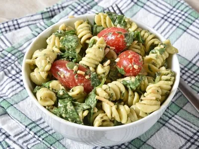 Salada de macarrão é feita em uma panela só e tem toque retrô