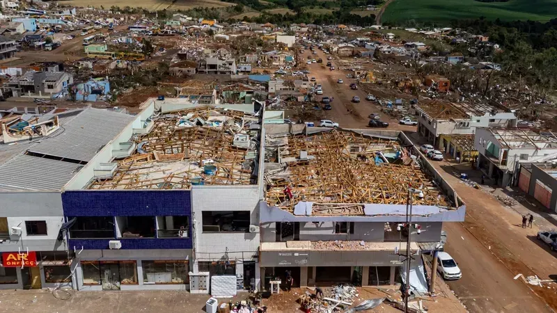 Força dos tornados expõe drama de cidades devastadas no Paraná