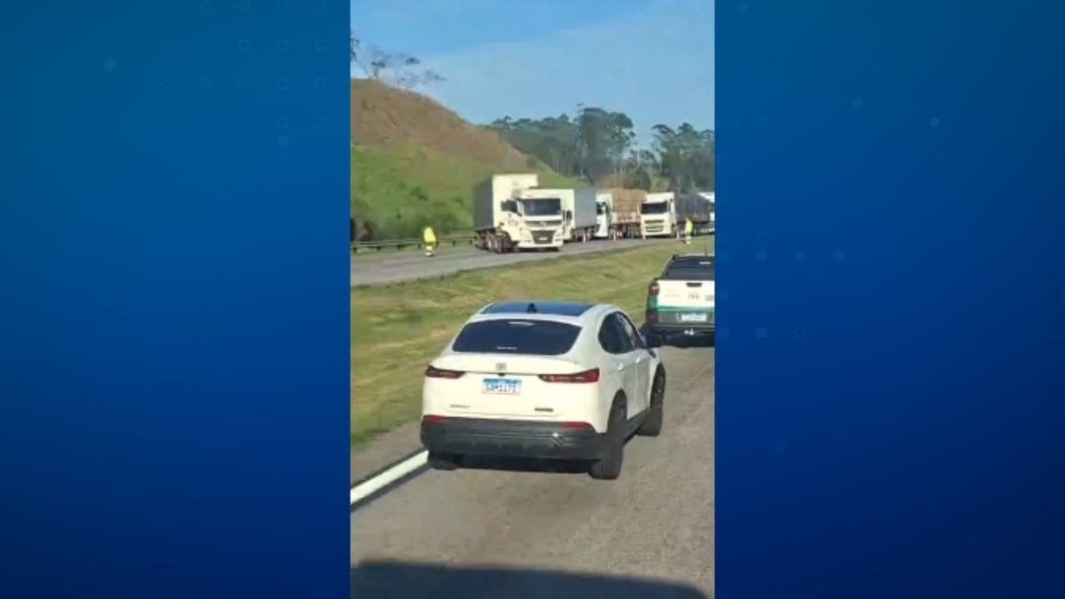 Caminhão atravessado no Rodoanel: 'Equipes buscam preservar a vida de motorista’, diz PM