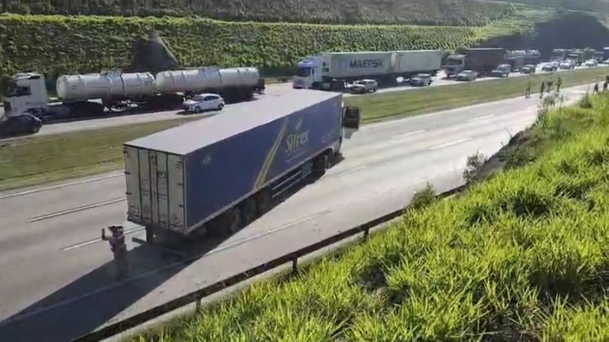 Caminhão atravessado na pista provoca interdição do Rodoanel, na Grande SP