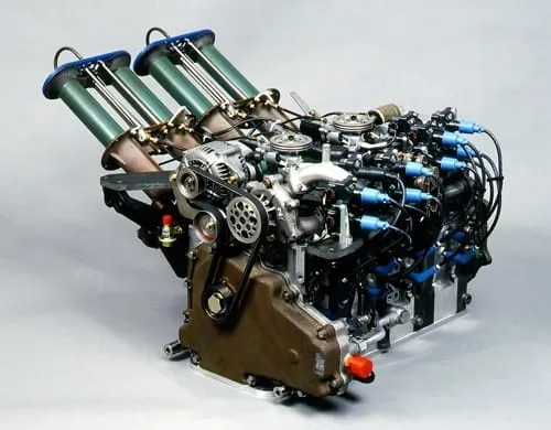 Este motor de competição de aspiração natural possuía quatro rotores sequenciais