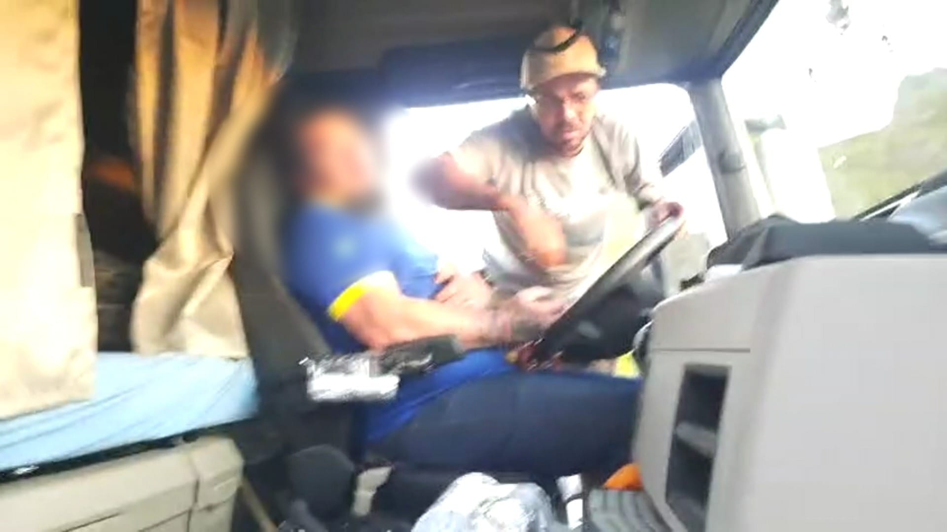 Veja momento em que motorista é resgatado de caminhão no Rodoanel