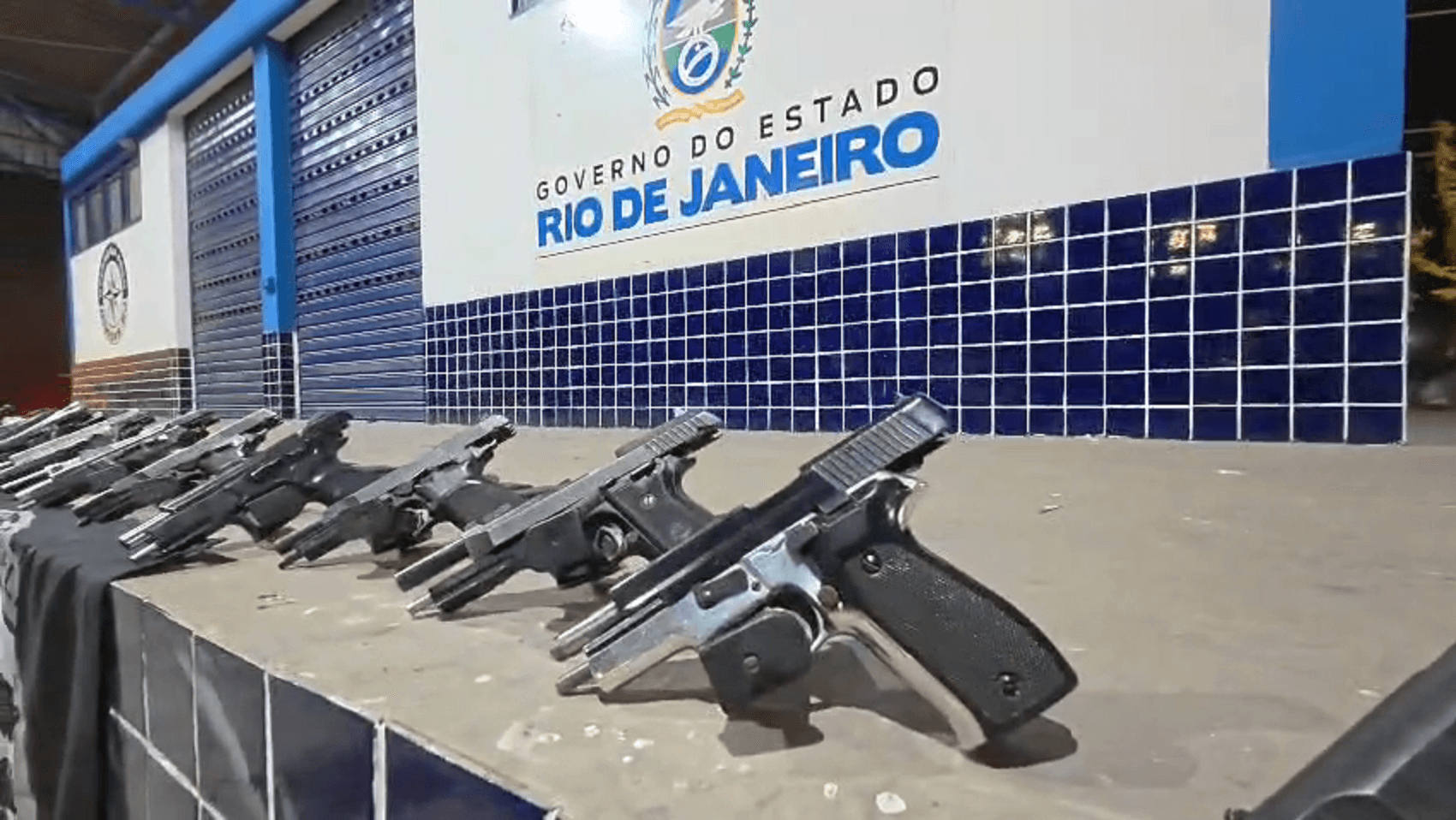 Mulher é presa com 30 pistolas que seriam entregues ao Comando Vermelho no Alemão