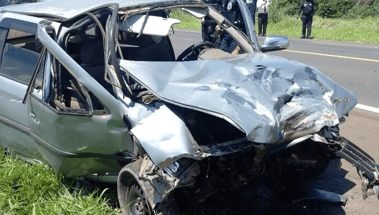 Os criminosos colidiram com um carro durante a perseguição