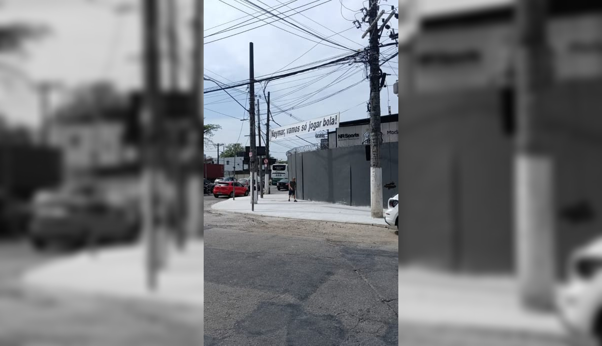 Faixa em frente ao CT do Santos cobra Neymar: 'Vamos só jogar bola!'