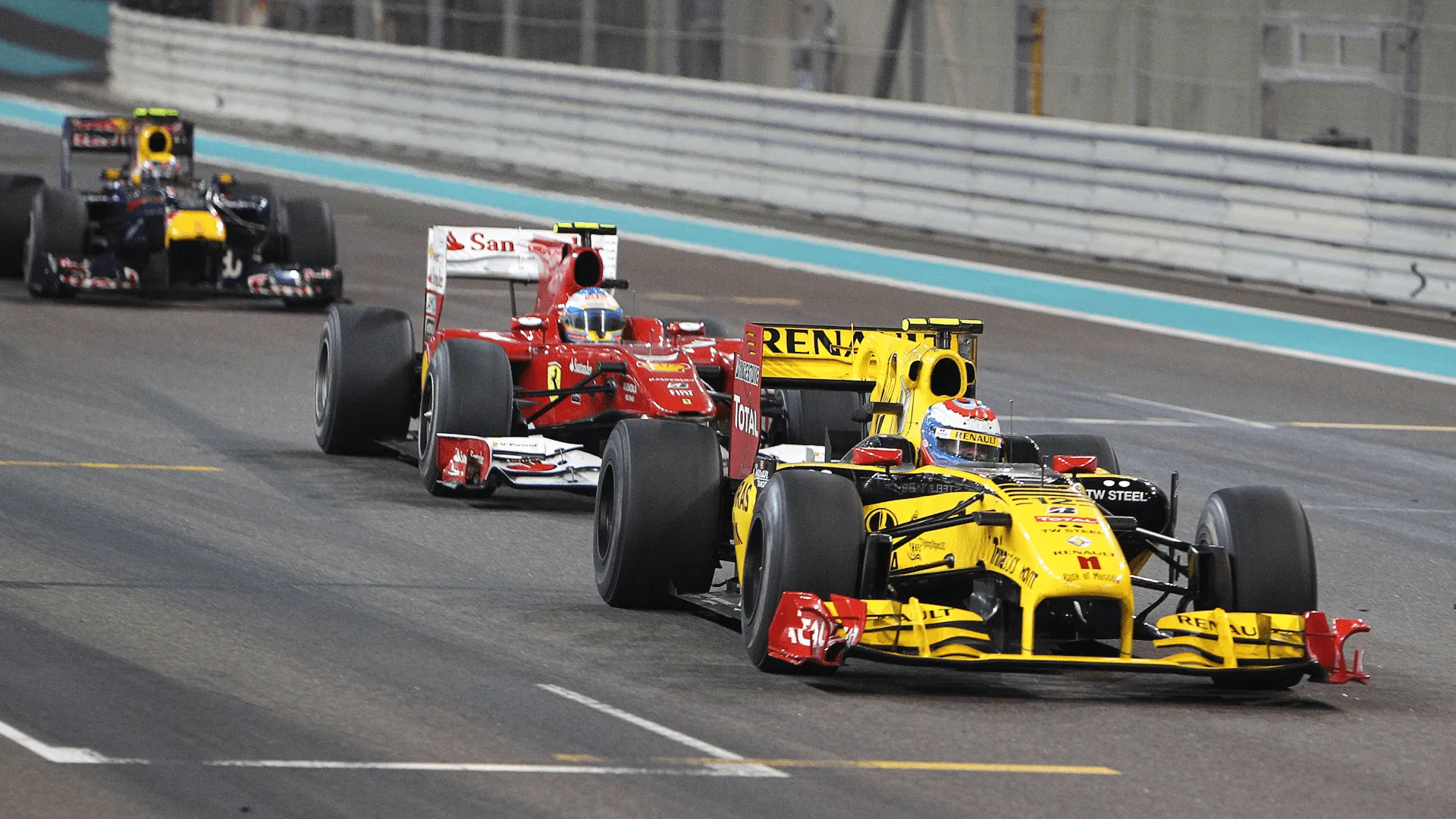 Fernando Alonso preso atrás de Vitaly Petrov durante o GP de Abu Dhabi de 2010