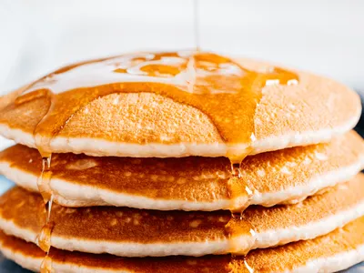 Essa panqueca americana leva apenas 5 ingredientes; veja e aprenda a fazer