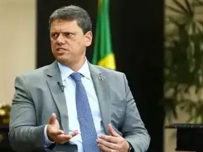Mônica Bergamo: candidatura de Flávio tensiona direita e isola Tarcísio