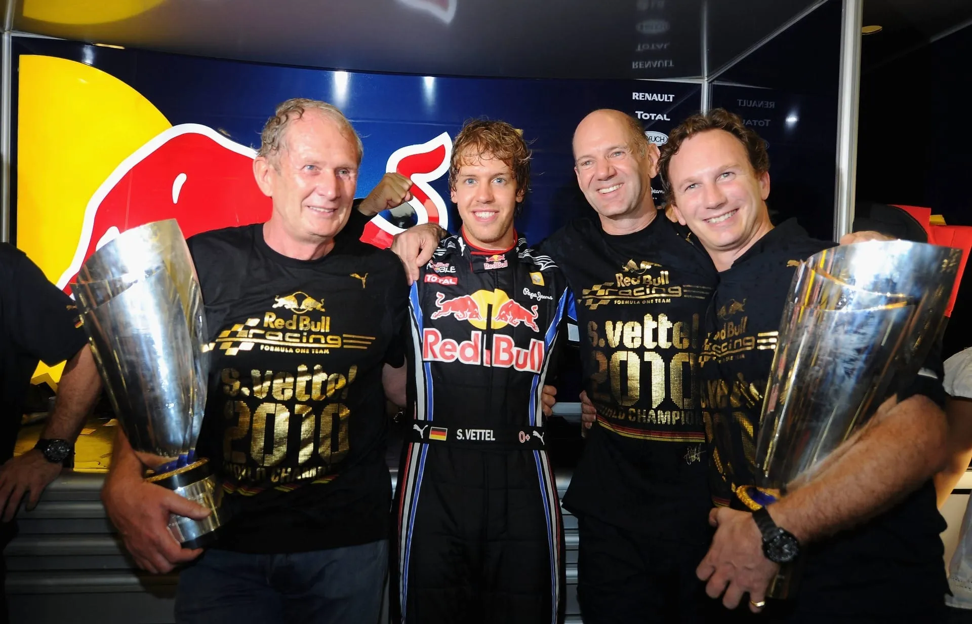 Vettel comemora o título ao lado de Helmut Marko (esquerda), Adrian Newey e Chrisitian Horner