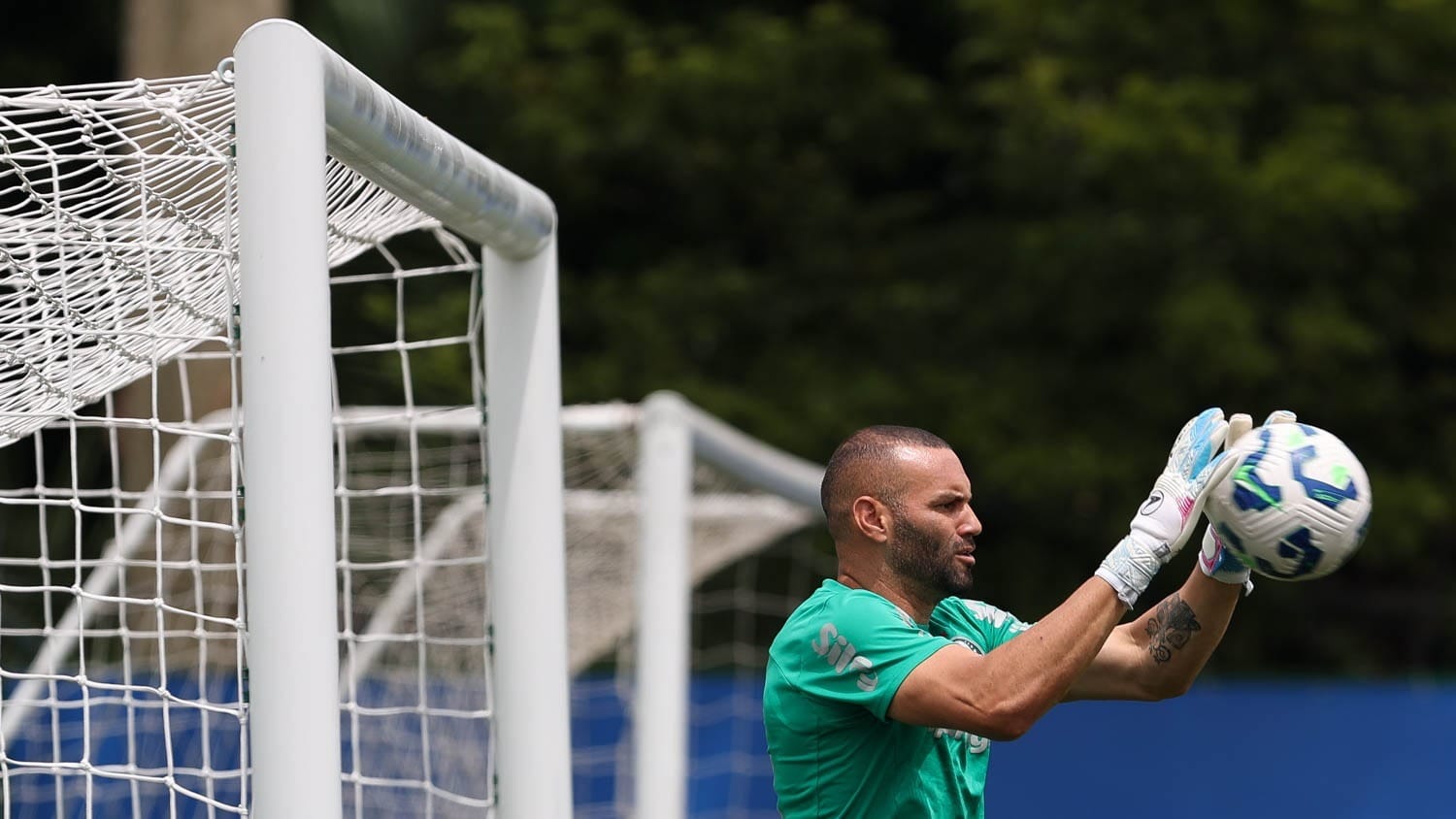 Weverton avança em recuperação e volta a treinar com bola no Palmeiras