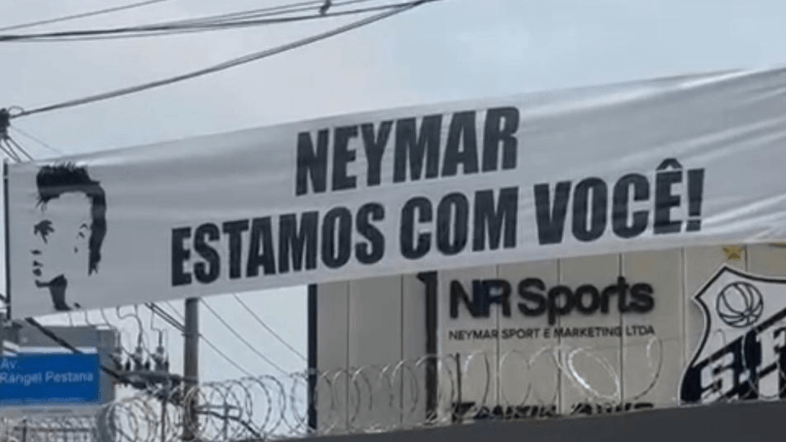 Faixa em apoio ao Neymar é colocada em frente ao CT do Santos