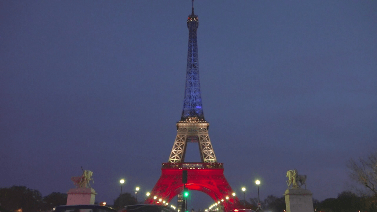 França homenageia vítimas do maior ataque terrorista da história 10 anos após massacre de Paris