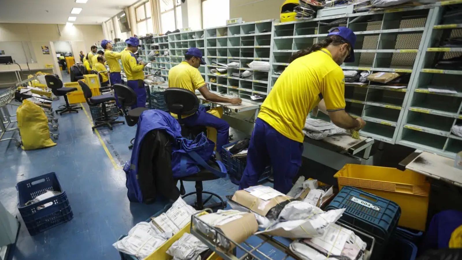 Correios avaliam demissão de 10 mil funcionários