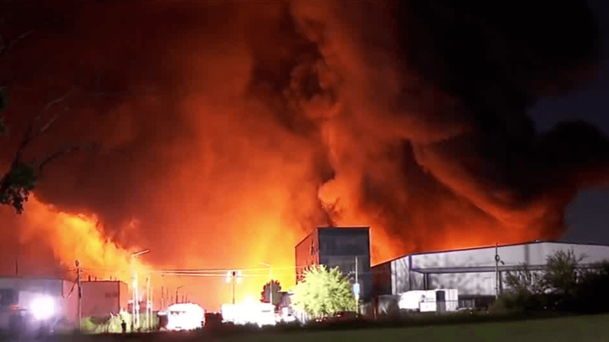 Incêndio atinge Parque Industrial perto de Aeroporto de Buenos Aires, na Argentina