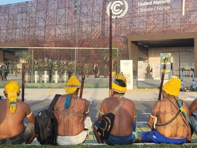 Indígenas protestam na frente da COP30 e exigem reunião com autoridades