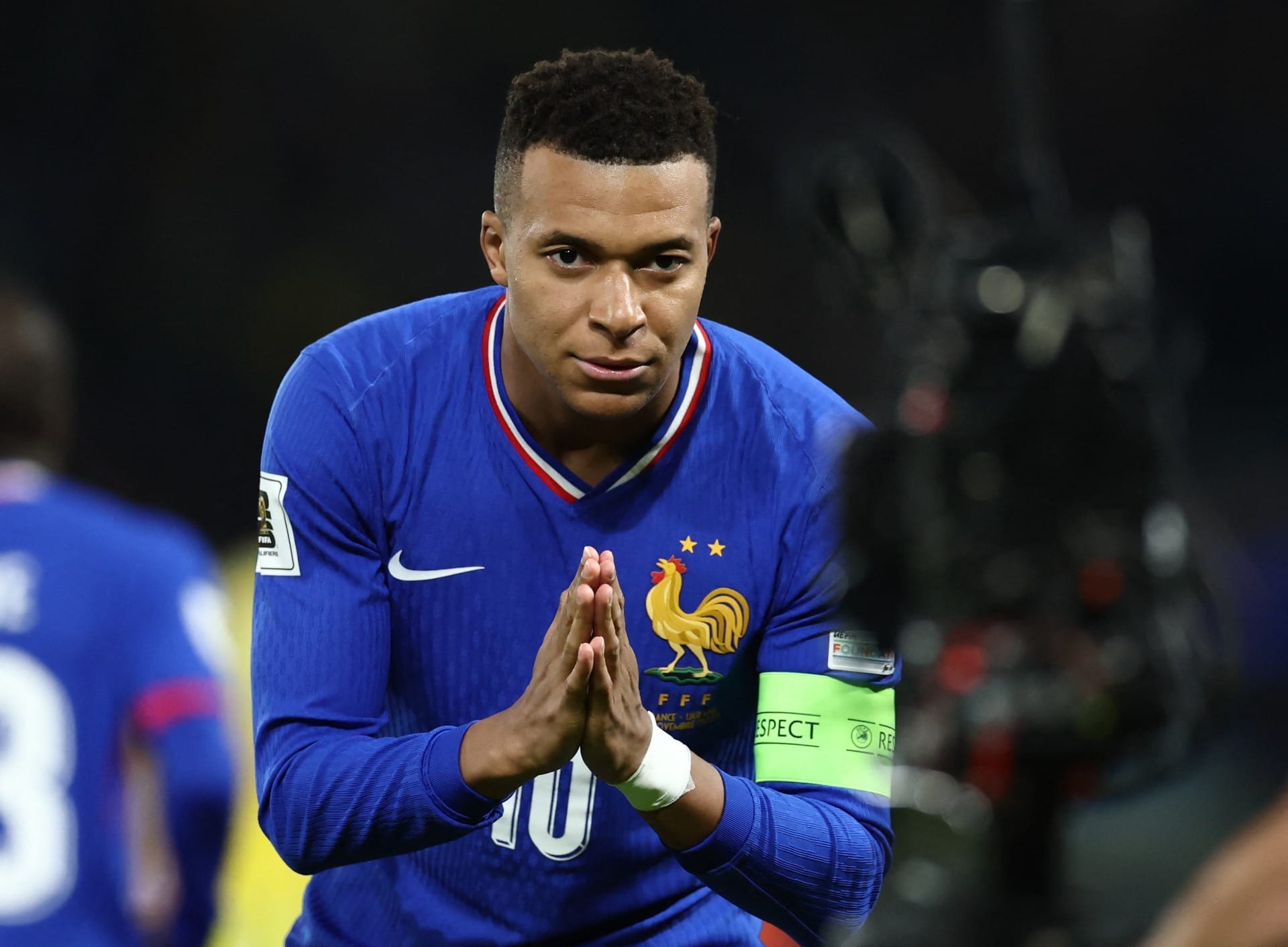 Com dores, Mbappé deixa a concentração da França após classificação para a Copa