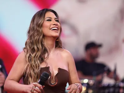 Simone Mendes tem "piriri" no palco: "Só deu tempo de abaixar a calça"