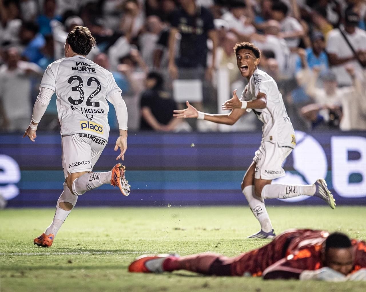 Com gol de Rollheiser no fim, Santos vence Palmeiras e respira no Brasileiro