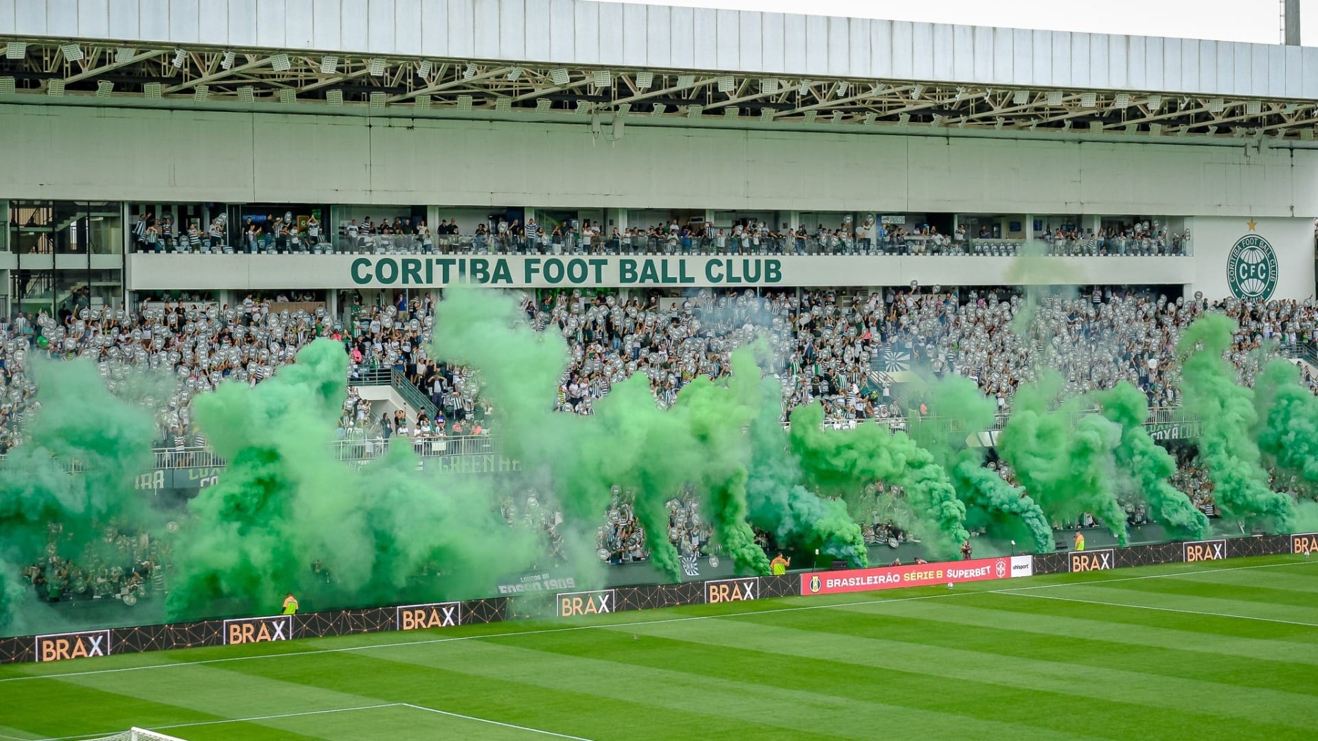 Coritiba empata no Couto Pereira lotado, garante o acesso e recebe vaias do torcedor