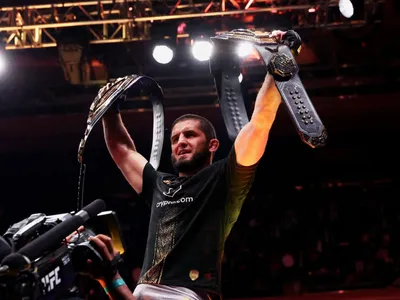 Makhachev conquista segundo cinturão e iguala recorde de Anderson Silva no UFC