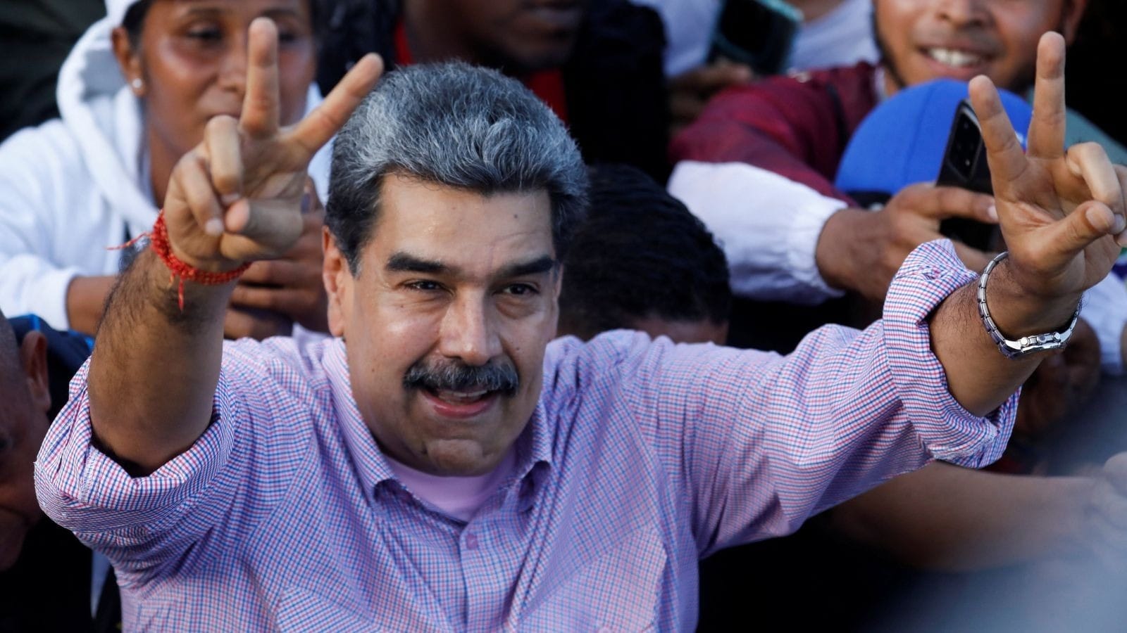 Maduro canta "Imagine" em apelo de paz aos EUA na Venezuela