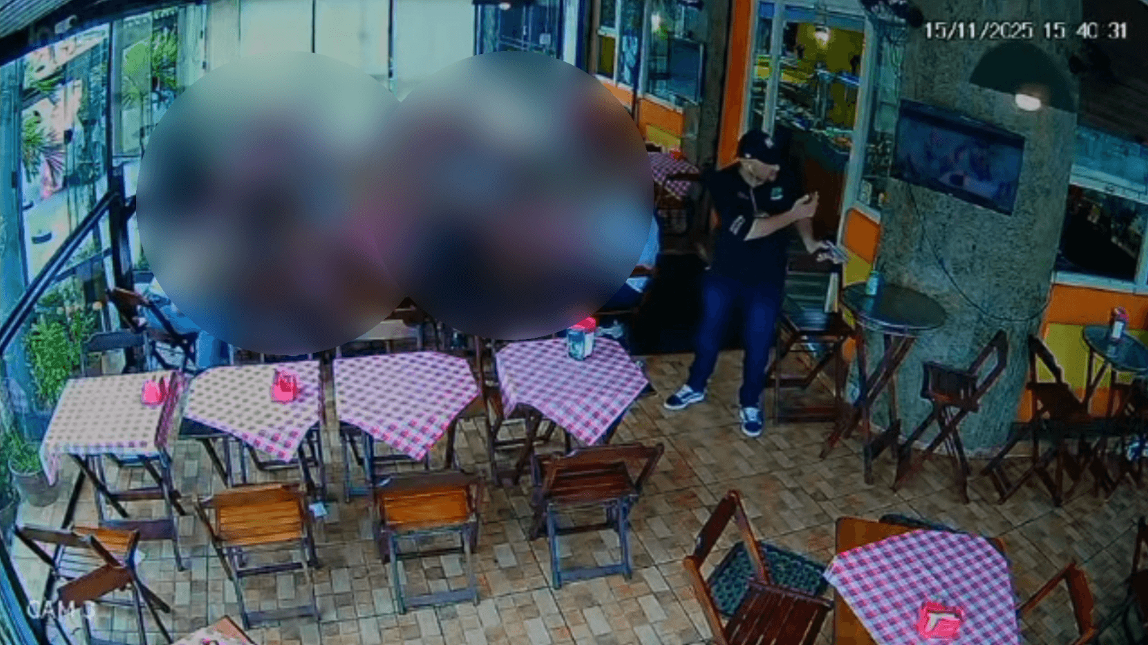Homem assalta restaurante e rende clientes no Recreio