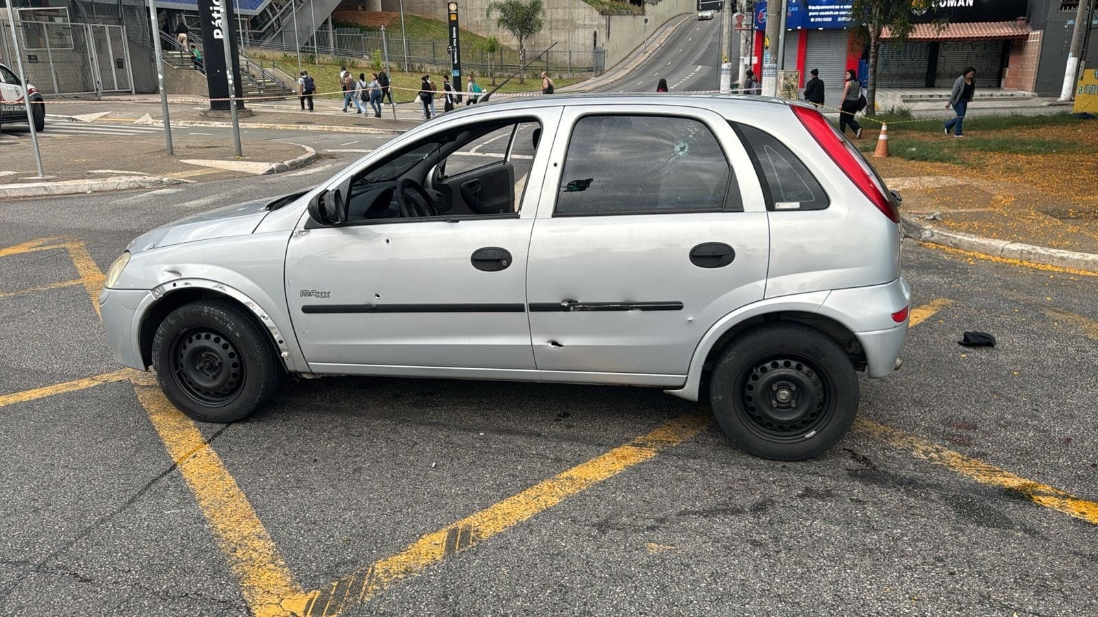 Troca de tiros entre bandidos e PMs deixa um morto e bloqueia avenida na Zona Oeste de SP