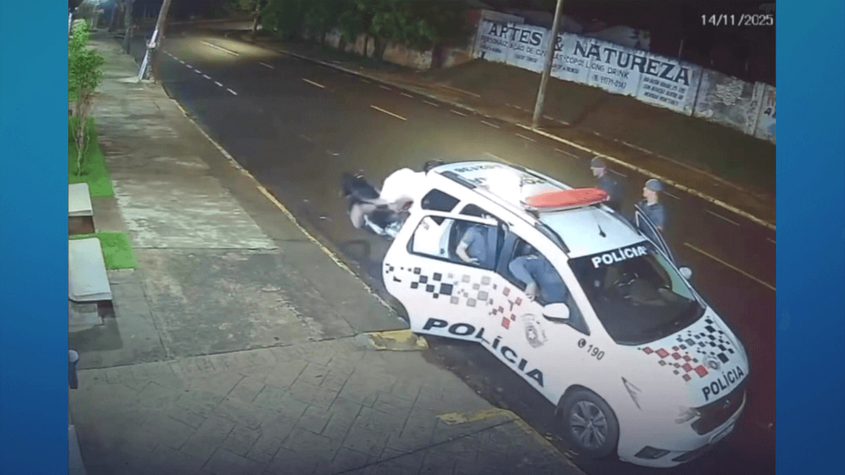 Motoqueiro embriagado bate em viatura da Polícia Militar em Araçatuba (SP)