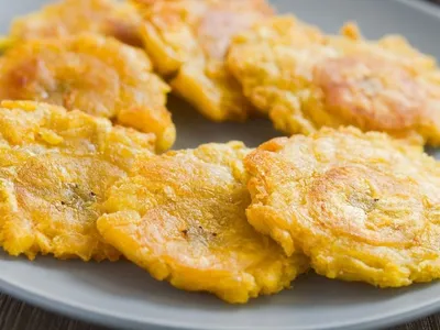 Patacones é o petisco latino que vai do salgado ao doce