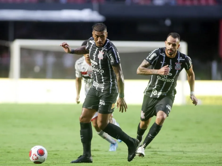 Paulinho e Renato Augusto durante clássico disputado entre Corinthians e São Paulo