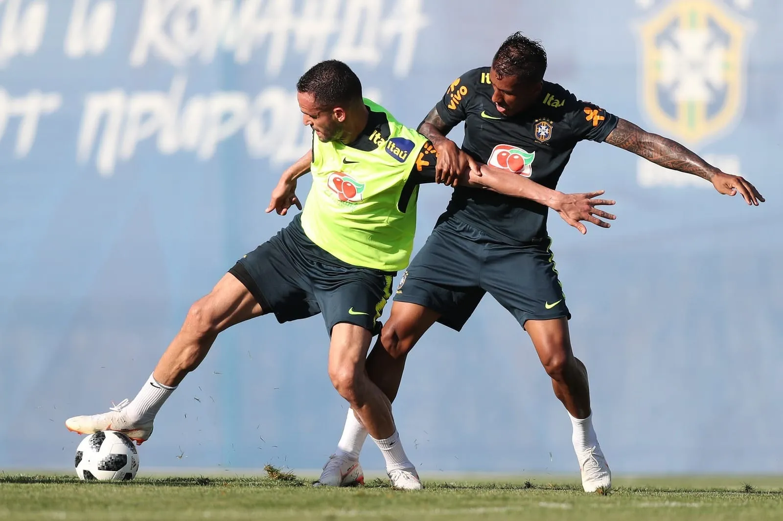 Renato Augusto e Paulinho durante treinamento da Seleção em Sochi, na Rússia, pela Copa do Mundo de 2018