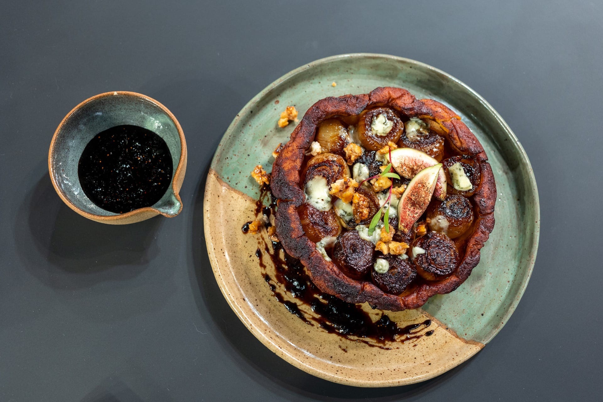 Tarte tartin com cebolas caramelizadas, praliné de nozes, gorgonzola e creme de figo | Band Receitas