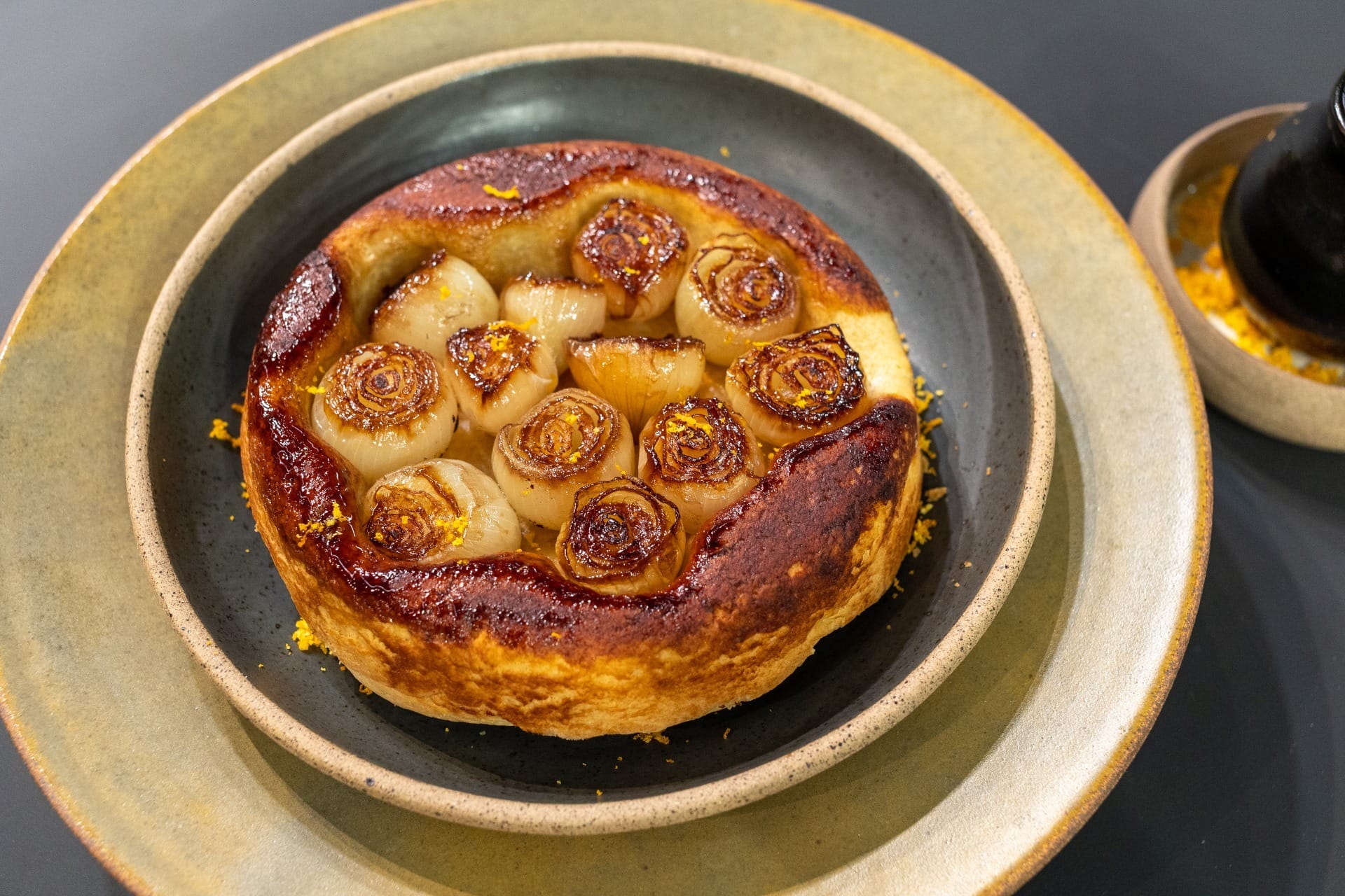 Tarte tartin de cebolas caramelizadas com redução de balsâmico, mel e raspas de tangerina | Band Receitas