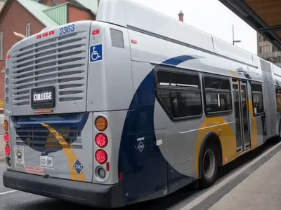 Homem invade ônibus na hora do intervalo e sai dirigindo no Canadá