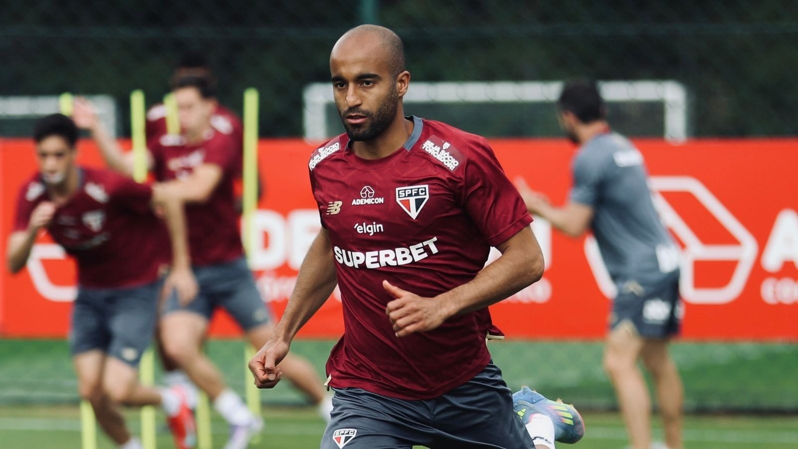 Crespo cita Lucas, Oscar e Calleri e admite incerteza sobre 2026: “Não sabemos como voltarão”