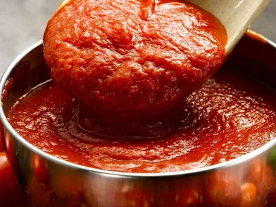 Molho de tomate leva menos de 10 minutos para ficar pronto; aprenda em casa