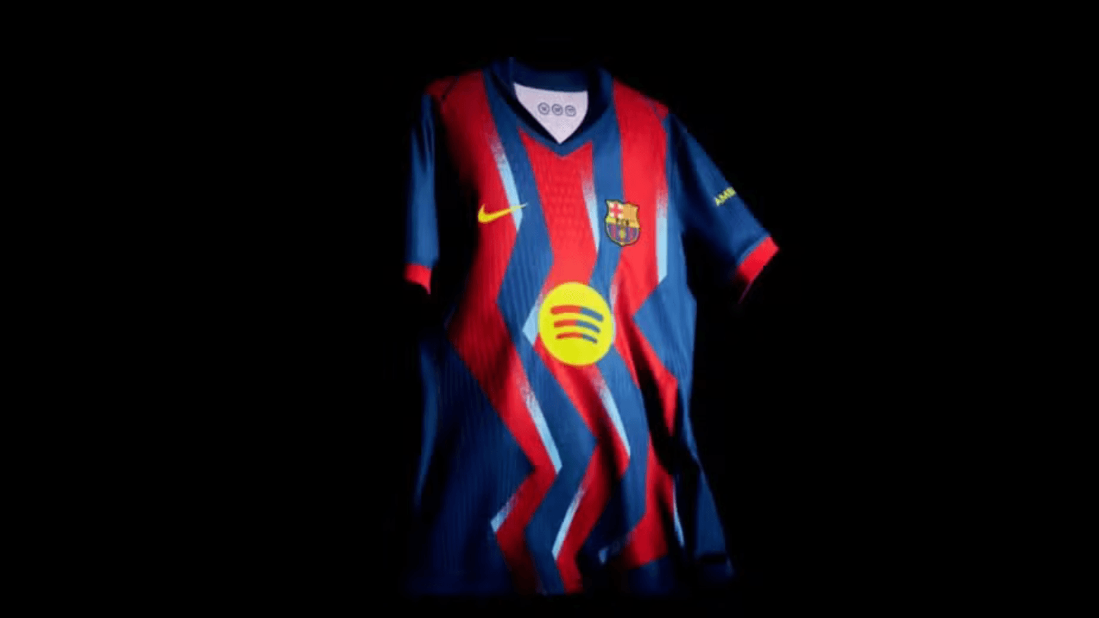 Em homenagem a noite mágica de Ronaldinho, Barcelona lança camisa especial