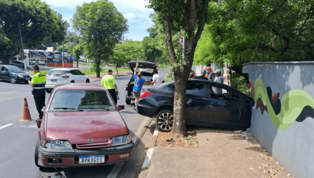 Motorista derruba parte de muro após ter um mal-súbito