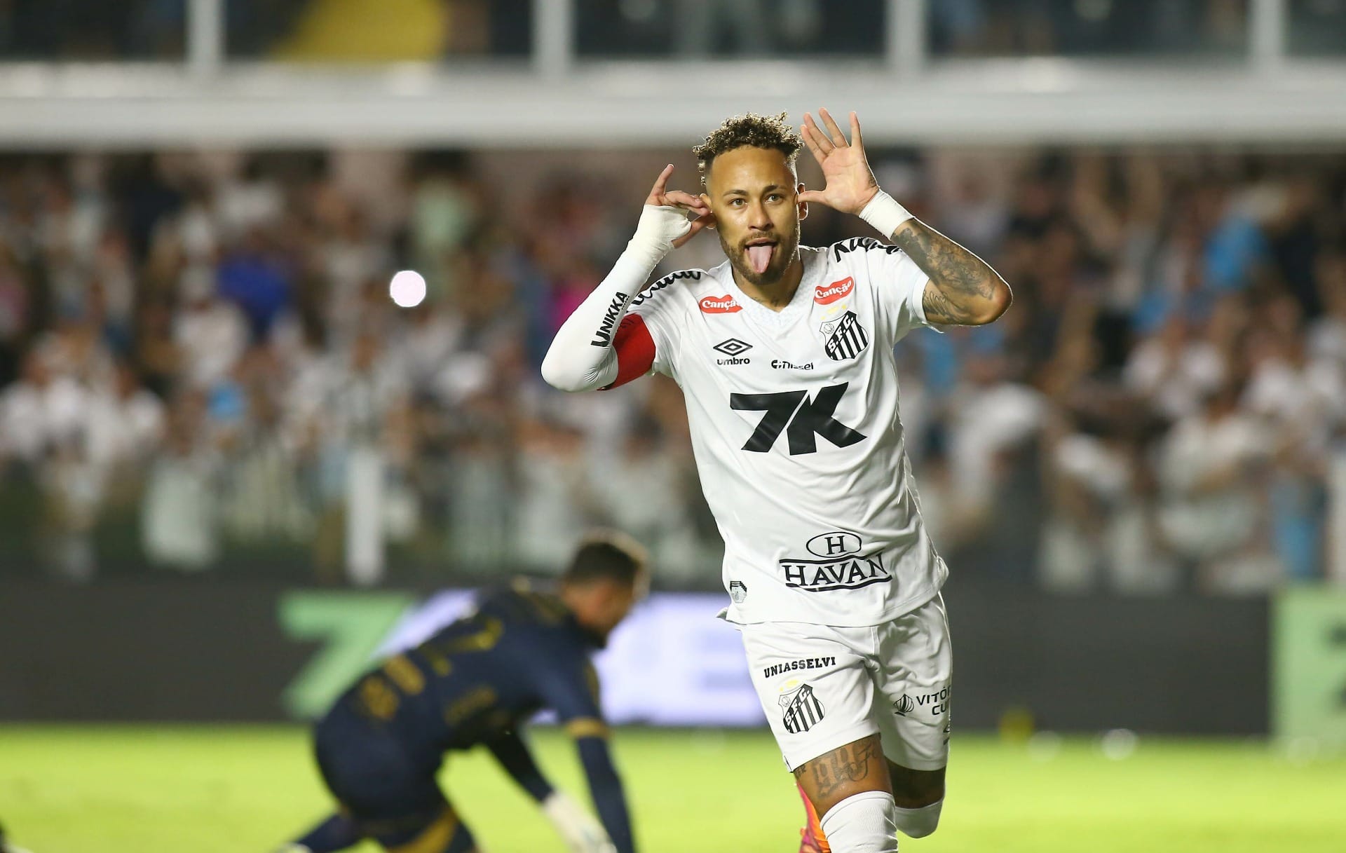 Neymar celebra gol contra Mirassol: "Não fico nervoso, aprendi com Romário"