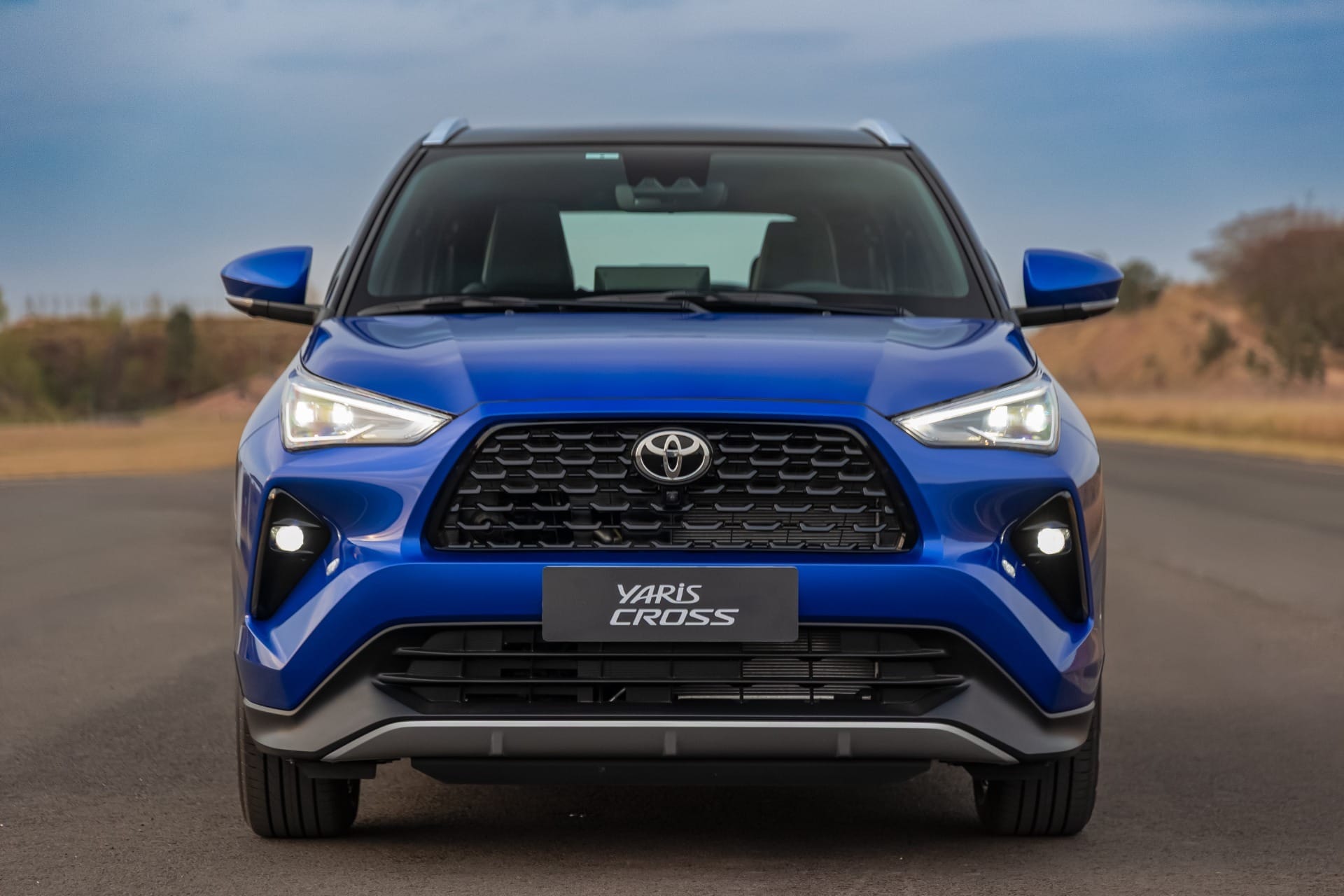 Visual robusto: a frente do Yaris Cross combina modernidade e imponência