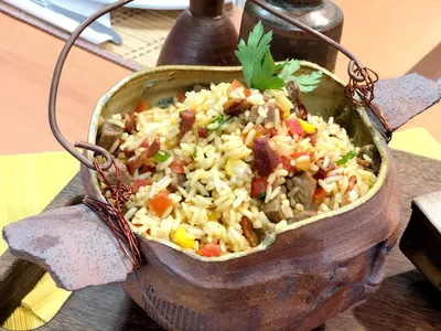 Arroz carreteiro de uma panela só: chef ensina versão que abraça a alma