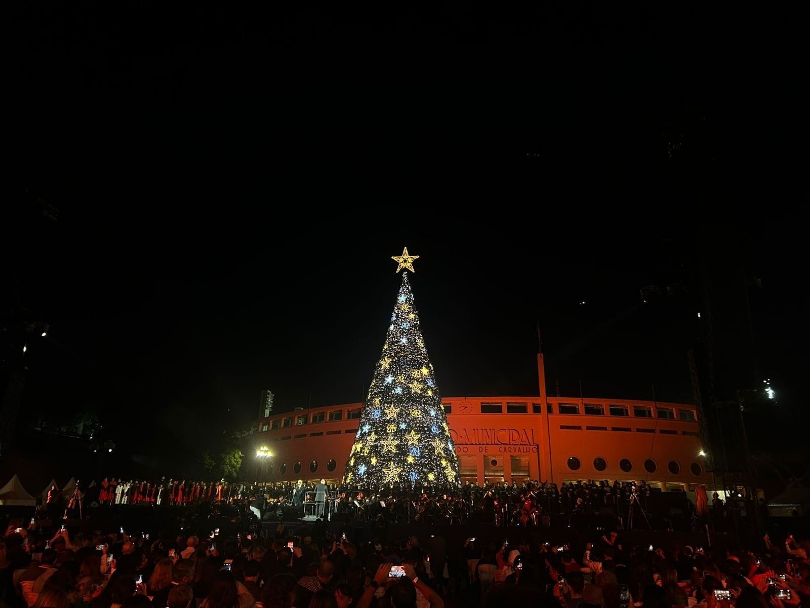 Árvore de Natal em São Paulo é acesa por Andrea Bocelli; assista!