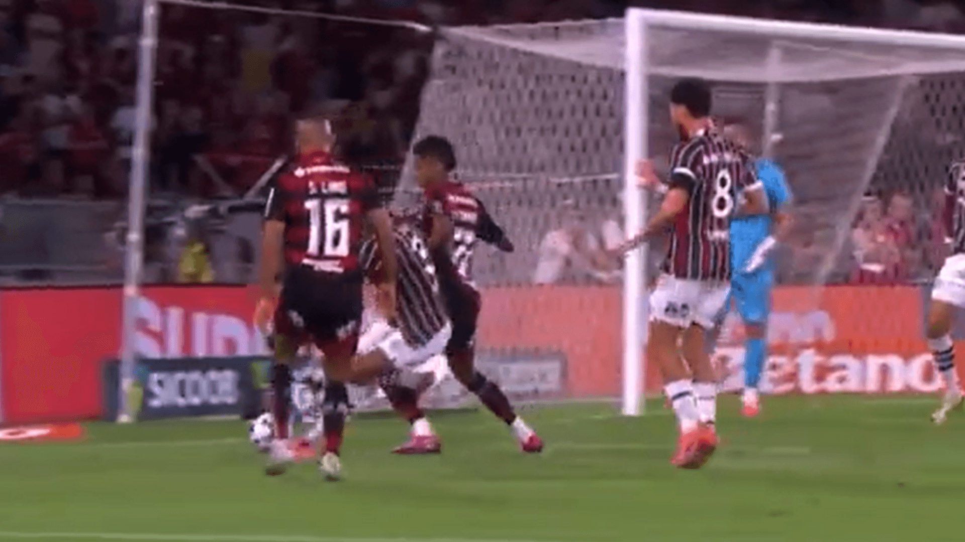 VAR sobre possível pênalti em Bruno Henrique: “Ele tira a perna”