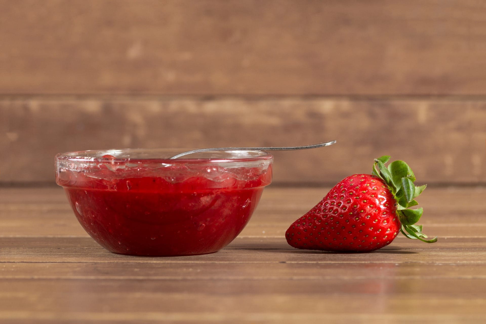 Como fazer geleia de morango com frutas maduras e apenas 3 ingredientes
