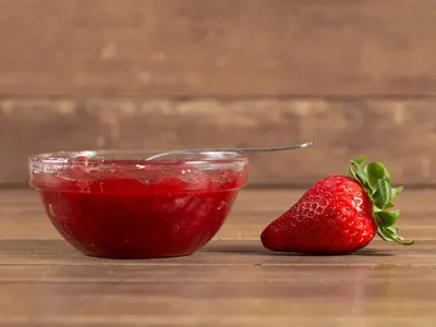 Como fazer geleia de morango com frutas maduras e apenas 3 ingredientes
