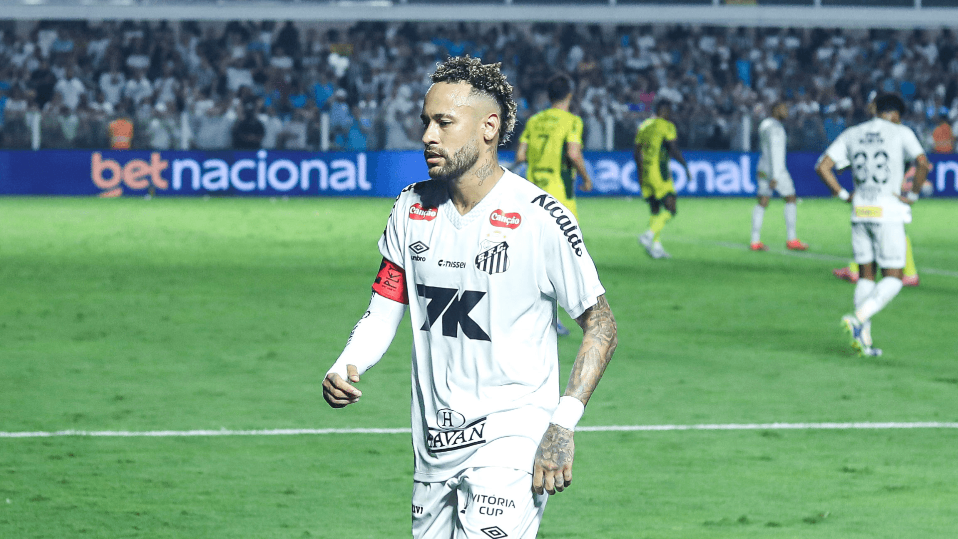 Neymar é desfalque do Santos contra o Inter por dores no joelho