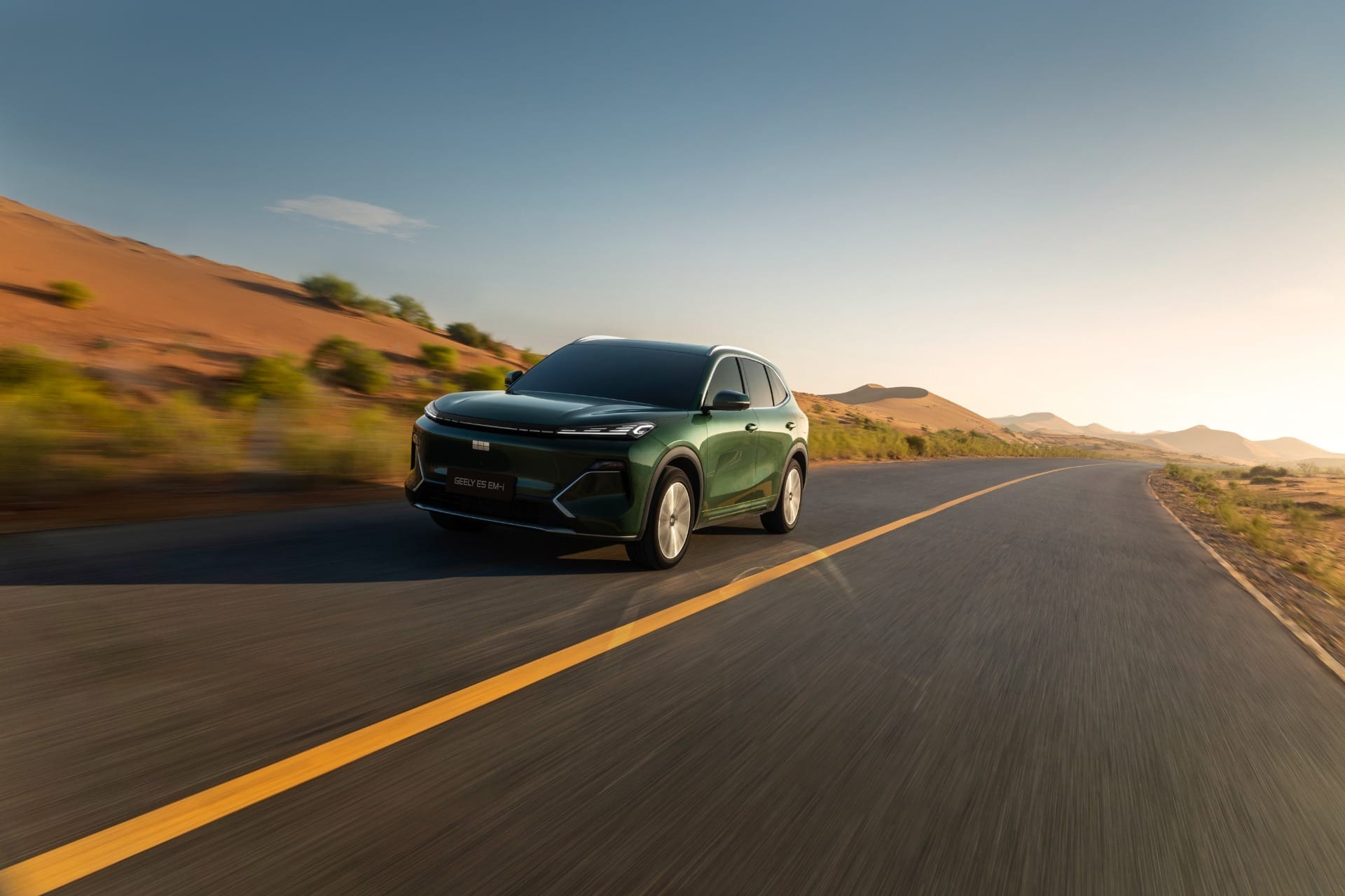 Painel digital do SUV híbrido mostra pacote tecnológico que chega ao país em 2026